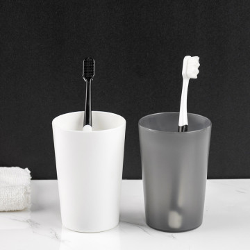 Semplice coppia di plastica glassata per la spazzolatura e il collutorio
