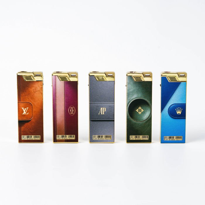 Isqueiro luxuoso de couro sintético com logotipo estampado em ouro