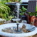 Fontaine d'eau à énergie solaire avec pieu