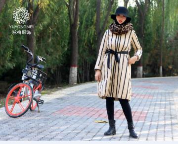 Women's Hooded Down Jacket With Big Pockets