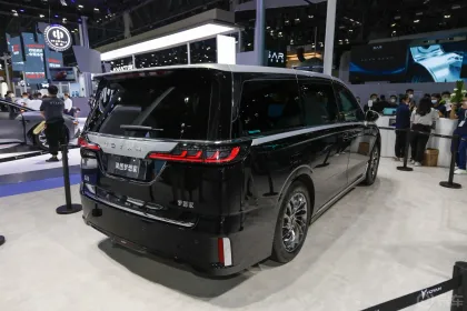 2022 Voyah Dreamer 7-Seater Luxury EV MPV - DongFeng 4WD Electric Car for Family or Business