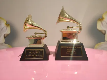 THE GRAMMYS Awards Gramophone Metal Trophy by NARAS Nice Gift Souvenir Collections Free Lettering