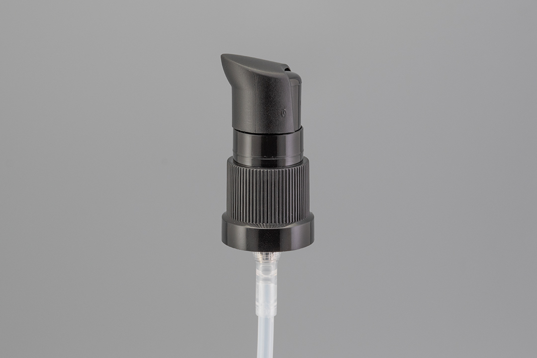 18/415 Black Shrouded Treatment Pump With Cap