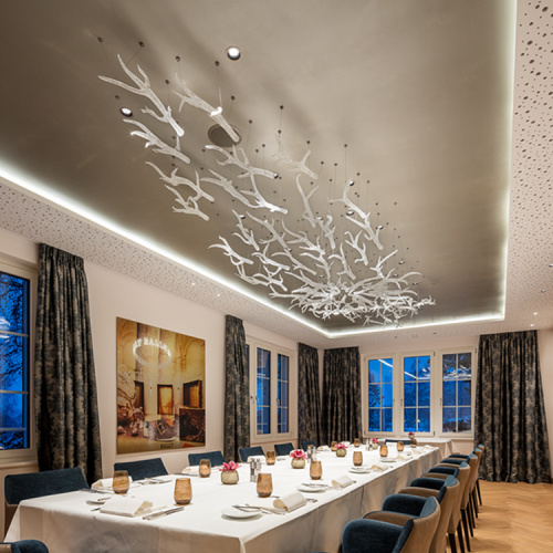 Lustre en cristal dans le hall du restaurant club