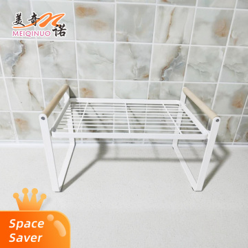 Prateleira pequena com cabo de madeira