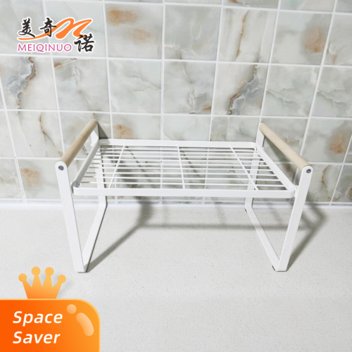 Prateleira pequena com cabo de madeira