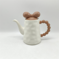 Керамический чайник с коричневой ручкой