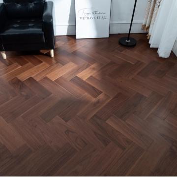 Natürlicher Walnuss-Herringbone-technischer Holzboden