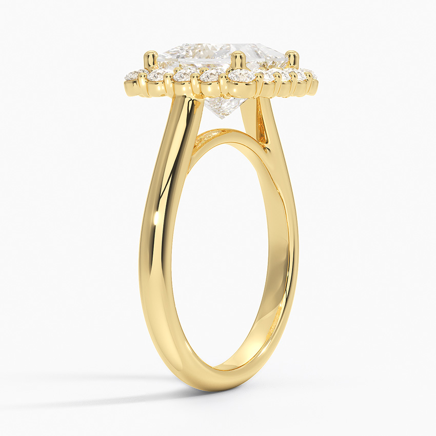 Angled Profile ng Princess Scalloped Halo Ring na nagpapakita ng V-Prong Architecture