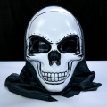 Máscara de caveira branca com capuz preto