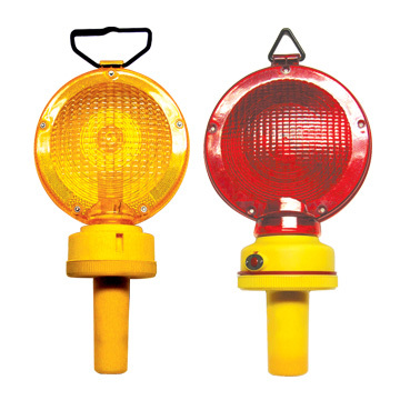 Solar-Powered LED Traffic Cone Light for Diamond-Type Warnings