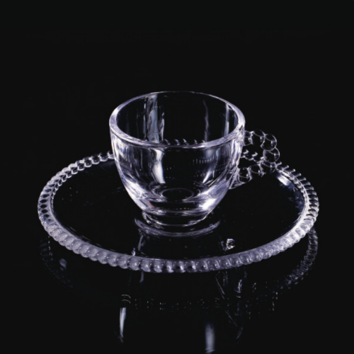 Tazza e piattino in vetro con perline