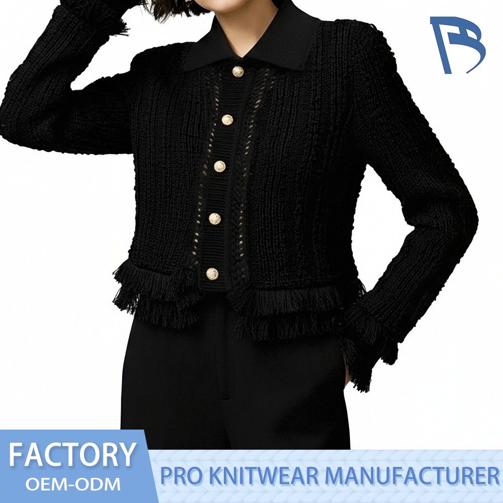 Bahagian atas rajutan hitam yang elegan dengan butiran butang emas