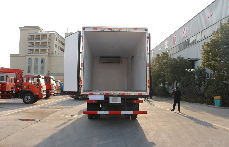 dongfeng 4x2 cargo truck 5