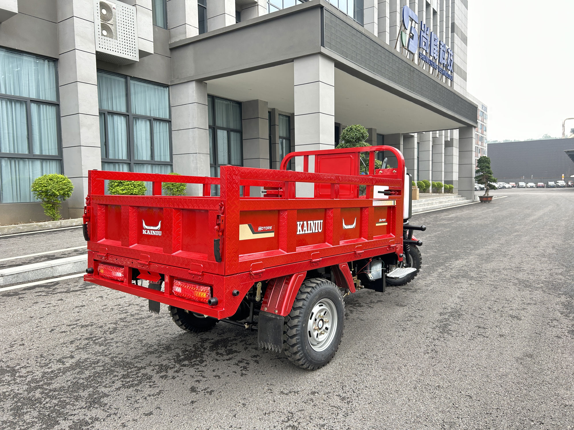 Elegante vehículo de tres ruedas para desplazamientos urbanos