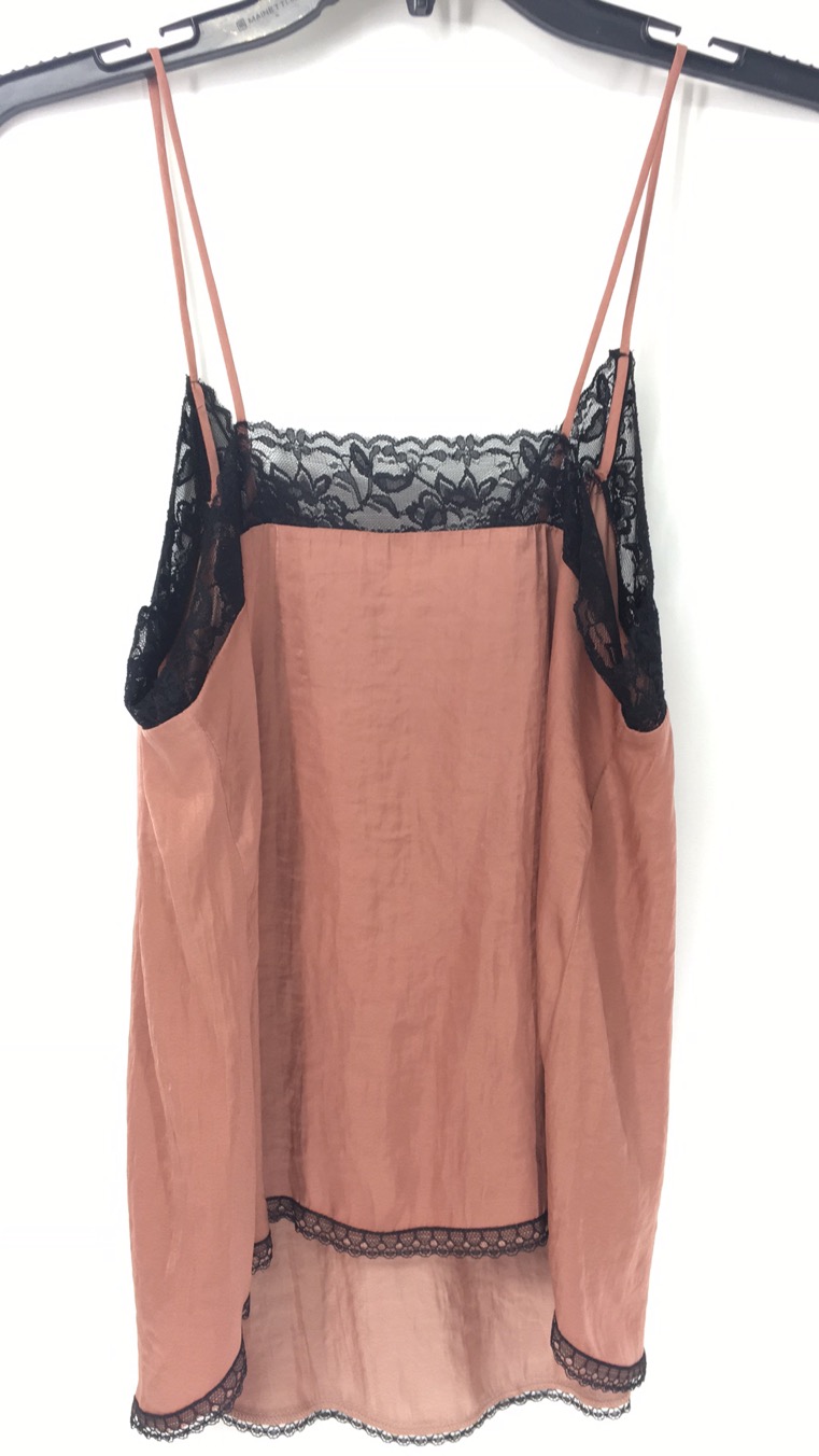 Top feminino de renda preta com cami