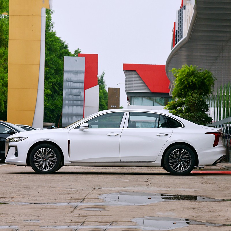 Medium size 5-seater three box car hongqi h5