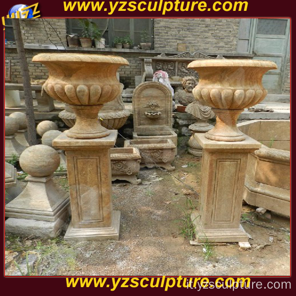 Antichi vasi in marmo ampio giardino
