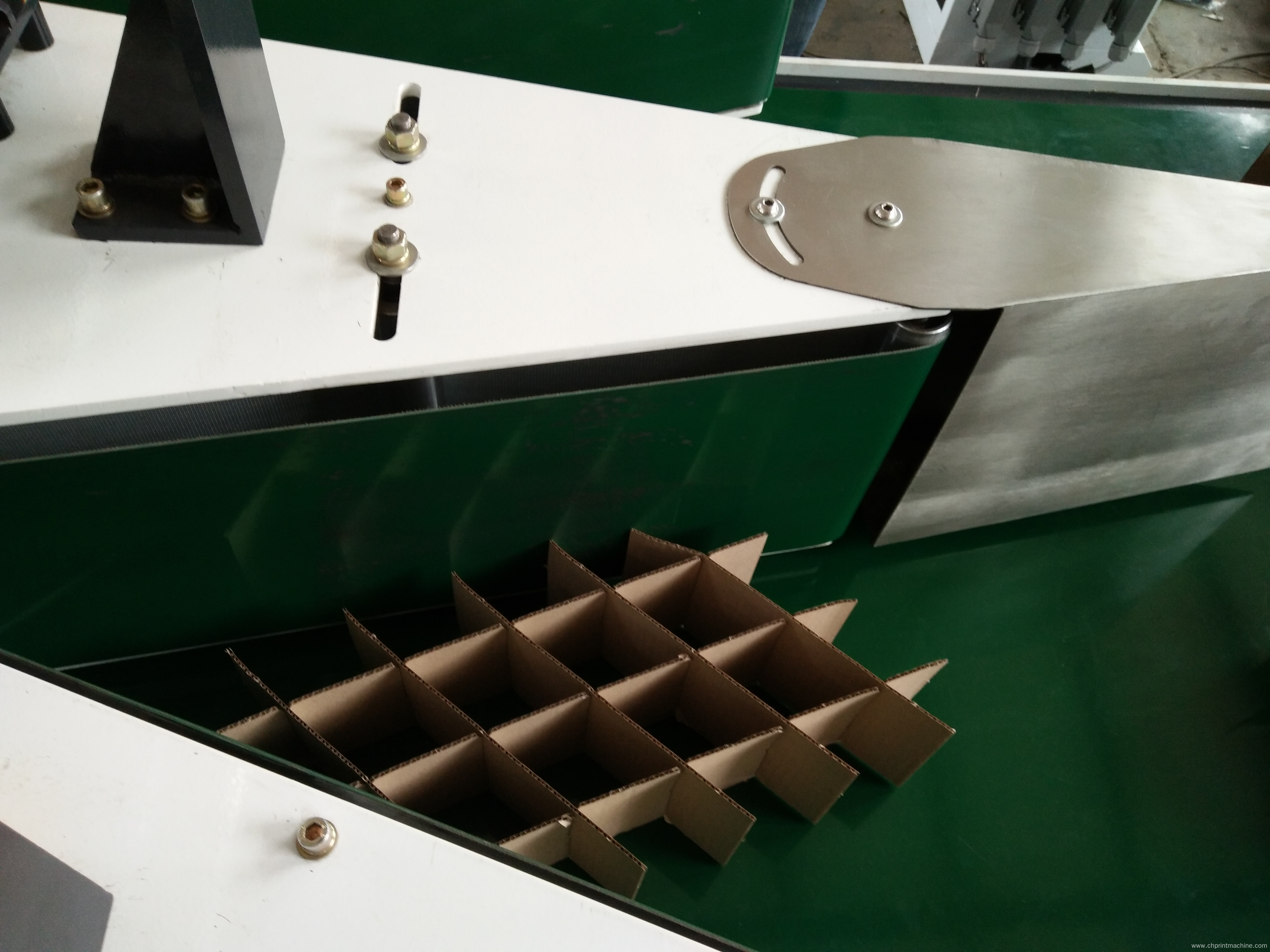 Automatic Corrugated Board Partition Assembler Machine