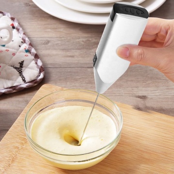 Baterai beroperasi pemukul telur yang kuat mengocok mixer untuk membuat kopi