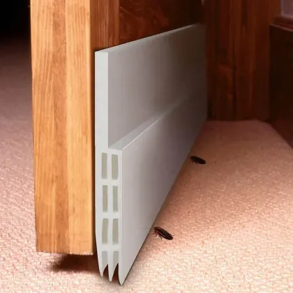 Sealing strip at the bottom of the door