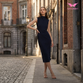 Schwarzes, ärmelloses, minimalistisches Midikleid