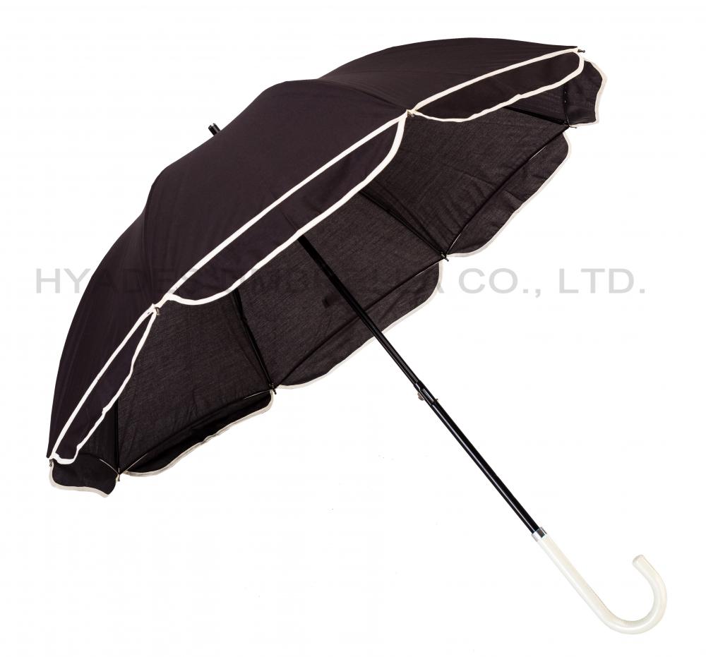 ホタテのエッジを持つ女性のストレート傘