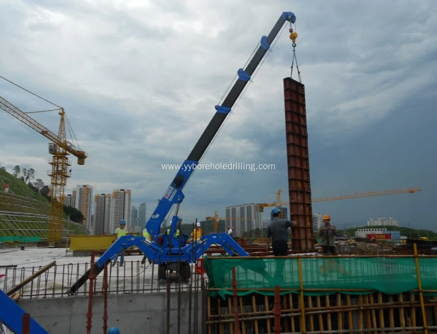 5Ton Small Mobile Spider Crane in Artwork Installation