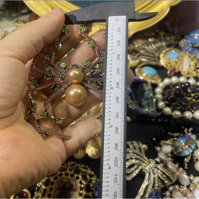 Vintage requintadamente criado e pesado aranha broche