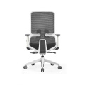 Una silla de oficina con la espalda como sus manos