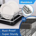 Rejilla de secado de platos sobre el organizador de almacenamiento del fregadero