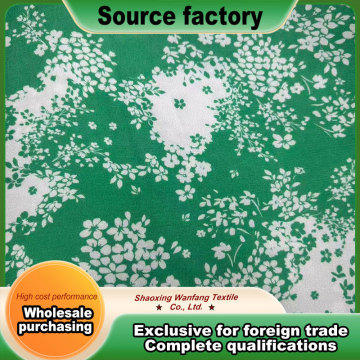 Yeşil taban üzerinde küçük çiçek desenli