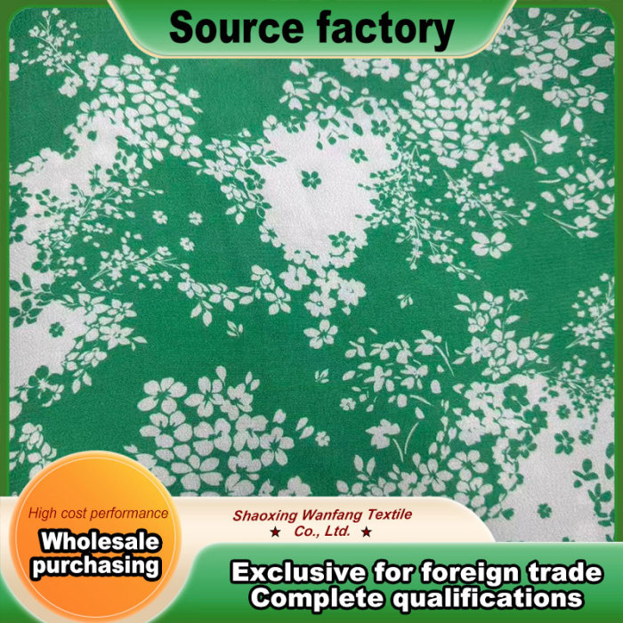 Yeşil taban üzerinde küçük çiçek desenli