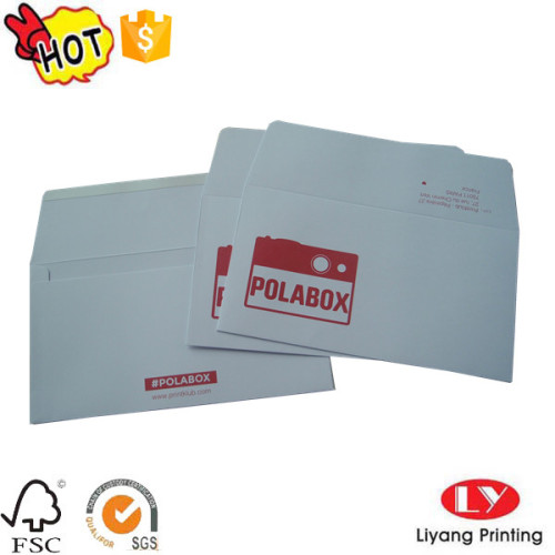 Envelope de papel branco com logotipo