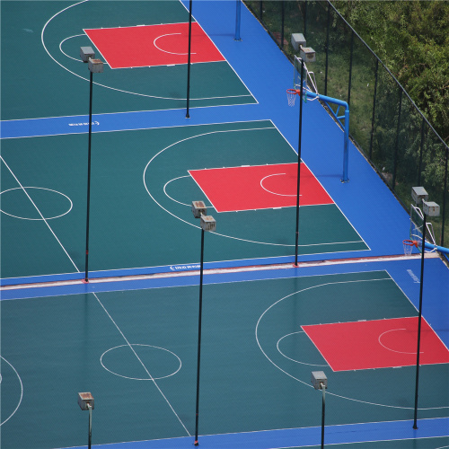 PP entrelazando los azulejos de la cancha para el tenis de baloncesto al aire libre