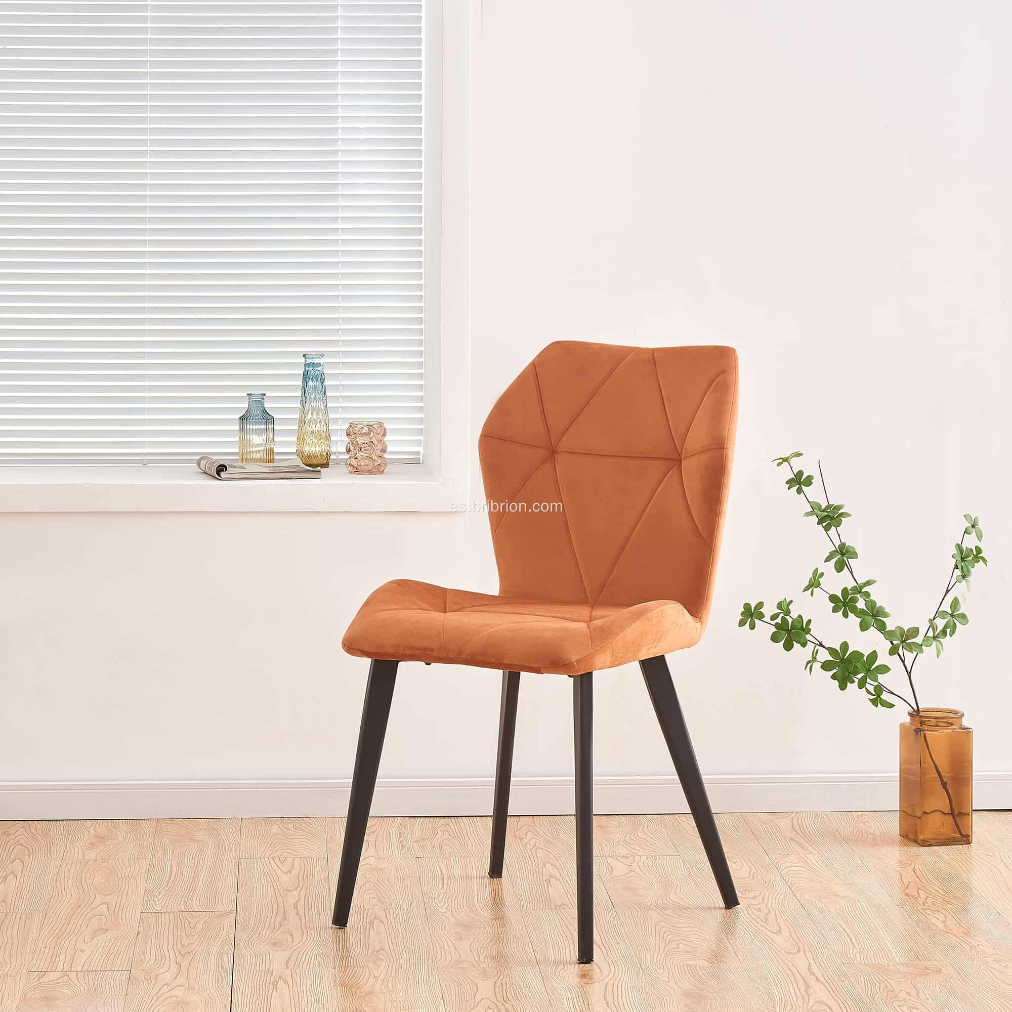 Diseño elegante con sillas lujosas con patas de metal negro