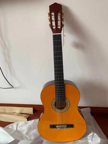 44 TAMAÑO Classic Guitar Distributing Student Guitar