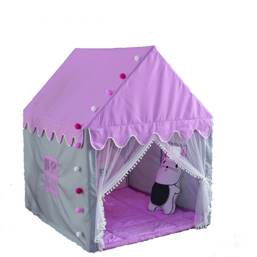 Εσωτερικό παιδικό σπίτι με παιδική σκηνή με κάστρο