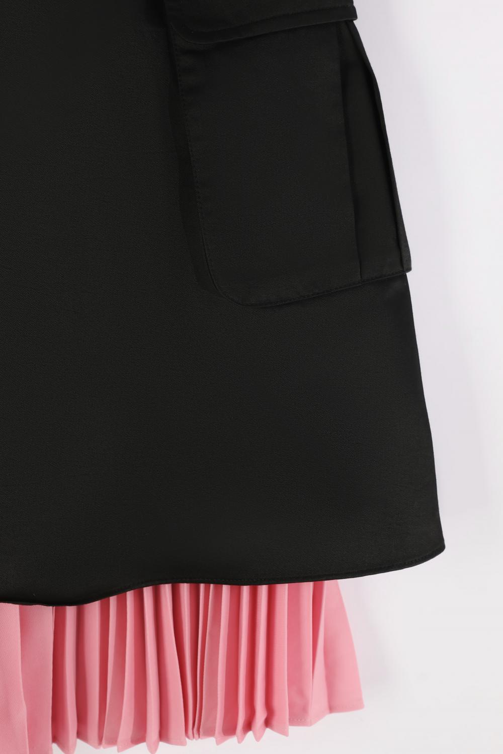 Double-layered Pleated Outer Layer with Utility Pockets.