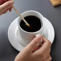 Bastoncini usa e getta in legno per mescolare il caffè per mescolare le bevande