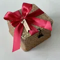 Collezione di scatole in bambù e rattan e cesti regalo intrecciati