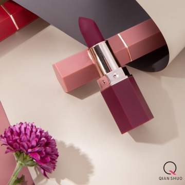 Lipstik Matte Terlihat Lebih Cantik dalam Tiga Warna yang Tersedia