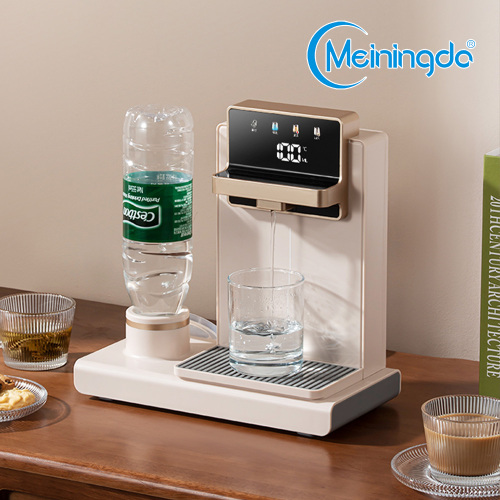 Elegante distributore d'acqua per hotel in tonalità champagne