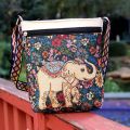 Elegante bolso cruzado étnico teñido en hilo con motivo de elefante