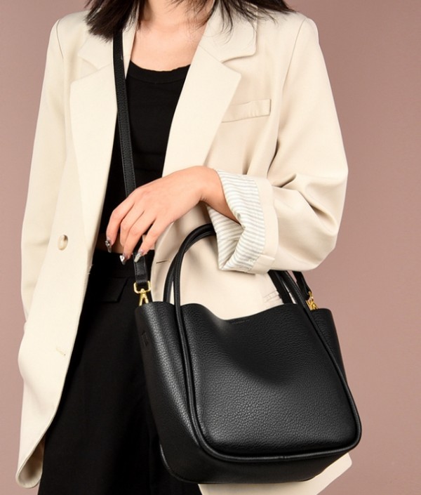 Fashionable Women's Bucket Bag 2025