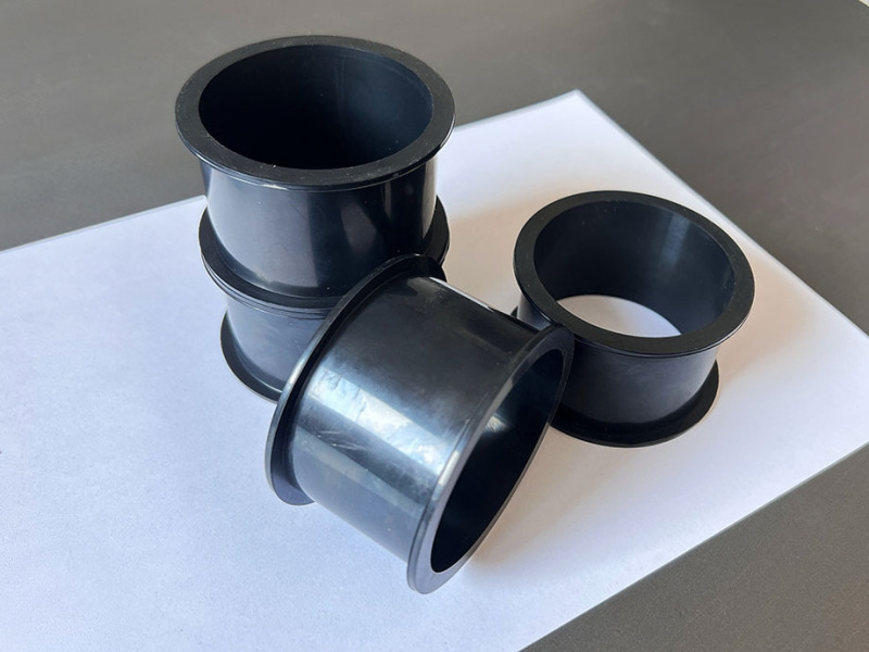 Engine water pipe connector