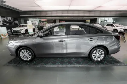 2023 Stylish Fast Charging Roewe i5 SUV with CVT Transmission in Stock