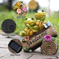 Tortugas lindas en el registro con luces LED solar