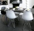 Silla sin brazos de Eames con las piernas cromadas