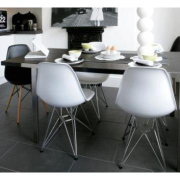 Silla sin brazos de Eames con las piernas cromadas